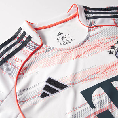 MÜLLER #25 München Uitshirt 2025/26 Wit
